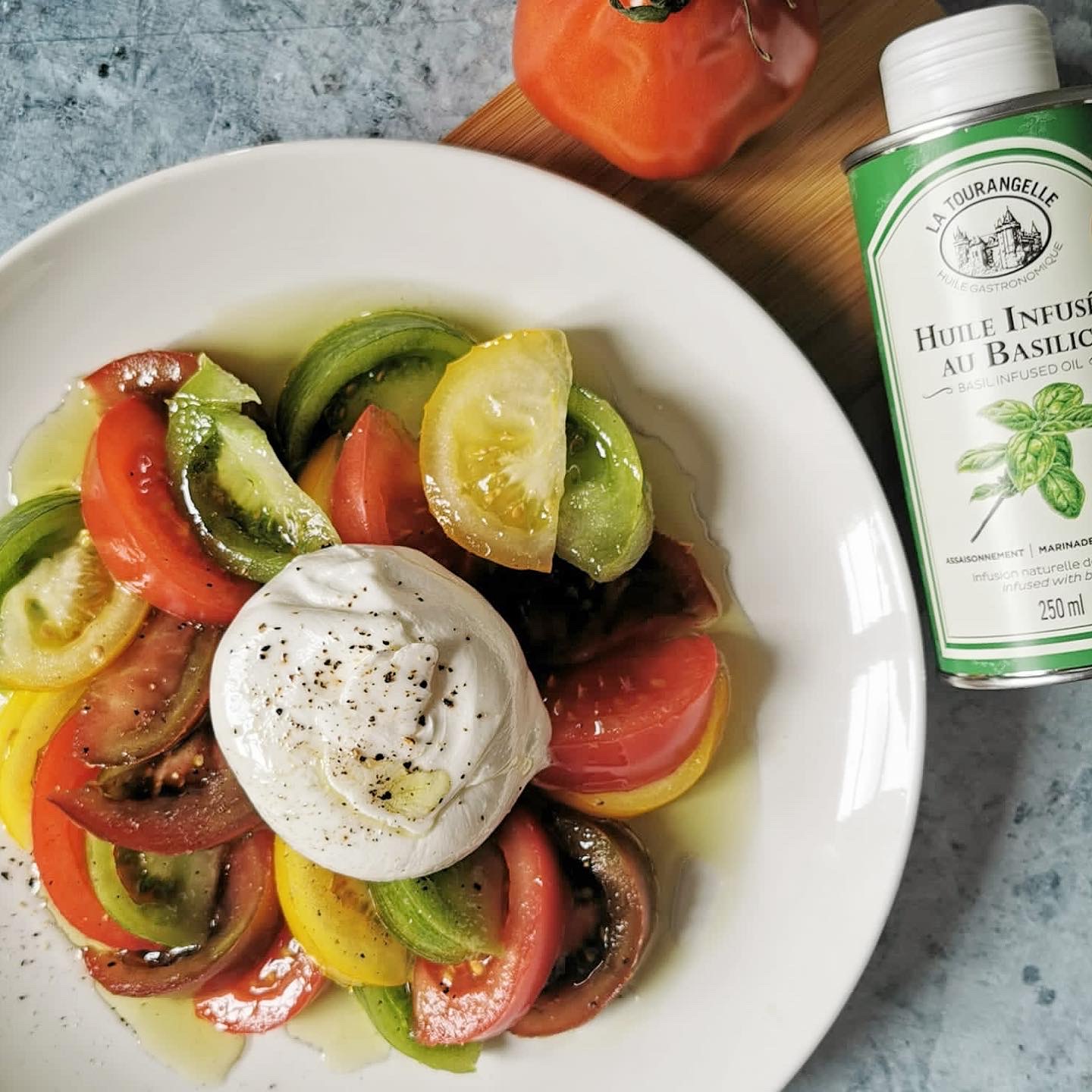 Tomates rustiques, Burrata et huile infusée au Basilic