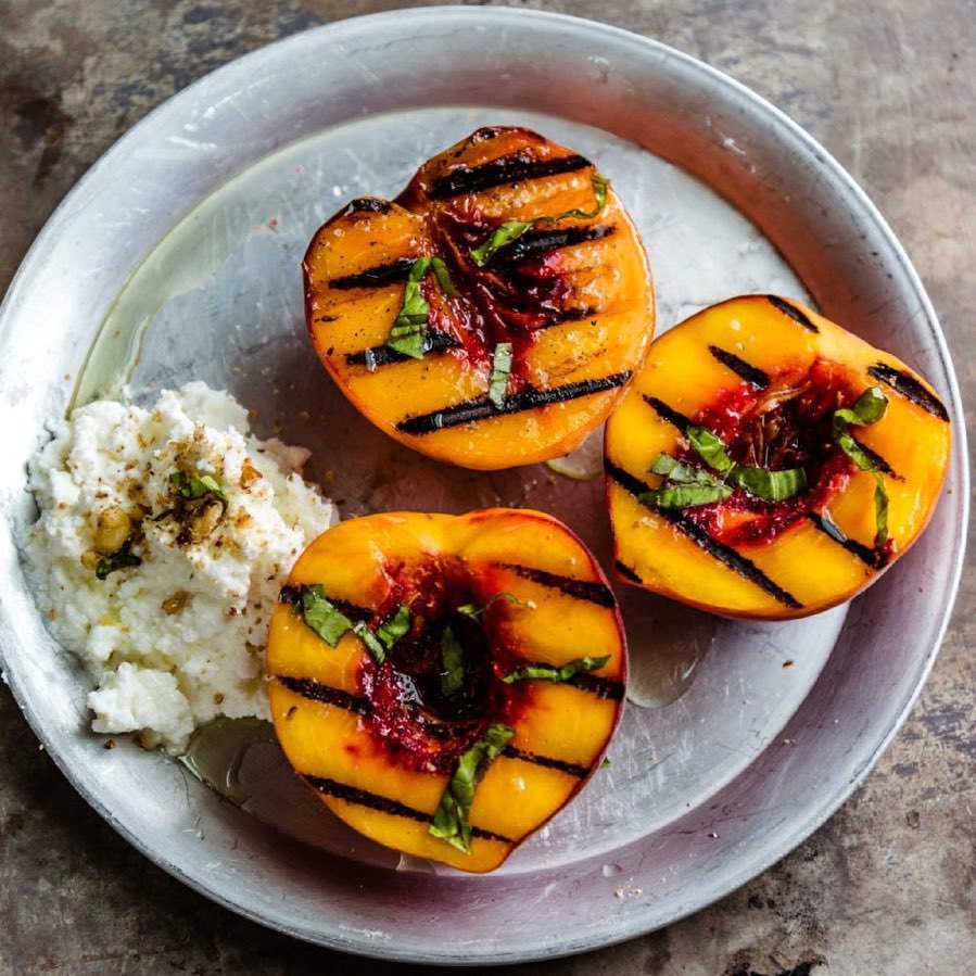 Grilled peaches with basil and ricotta