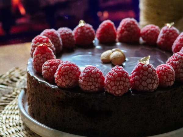 Entremet au chocolat et praliné De Sacha Inchi avec biscuits à l’huile de noisette parfumé à l’orange et croquant aux amandes