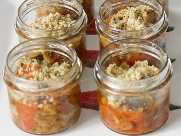 Ratatouille froide, crumble de parmesan